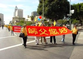 2001年洛杉矶法会图片：记者招待会和环城游行