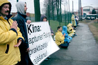 拉脱维亚大法弟子中使馆前和平抗议　支持审判江泽民(图)
