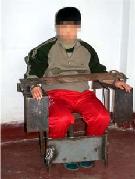 酷刑演示：法轮功学员被锁在铁椅子上