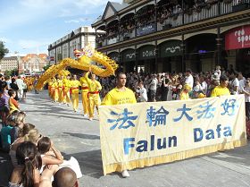 法轮功学员参加西澳弗曼多市节庆大游行