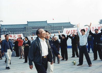 伍绍祖观看法轮功学员集体炼功