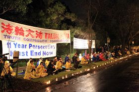 墨尔本中领馆门前，法轮功学员在雨中举行烛光悼念活动