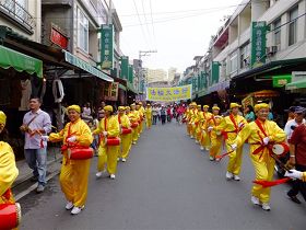 腰鼓队参加游行