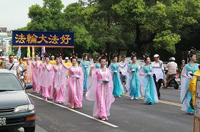 法轮功学员于高雄冈山区踩街，将法轮大法好的福音广传乡民