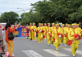 法轮功学员参加列治文市的加拿大国庆暨六十六届三文鱼节游行