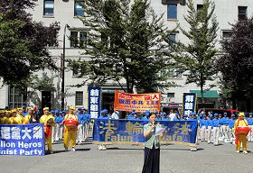 温哥华退党服务中心方女士在集会上发言