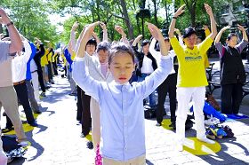 '法轮功学员在联合国大厦前的哈玛绍广场集体炼功'