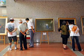 台湾嘉义县中正大学学生活动中心“真善忍美展”展场