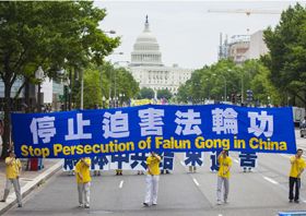 反迫害13周年 三千多学员华府游行