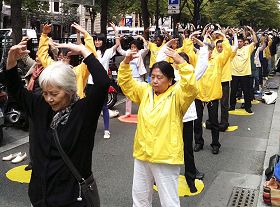 集会现场法轮功学员集体炼功