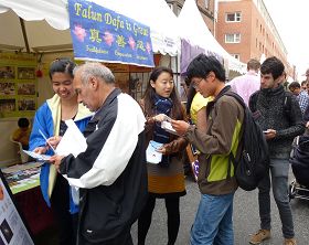 学员们向过往行人介绍法轮功真相