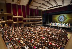 一月十一日晚，美国神韵纽约艺术团在中央广场剧场的演出爆满