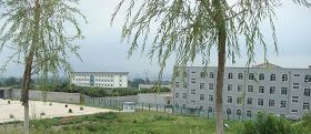（图二）右侧的建筑及此楼的后面，左侧的建筑（在院外）是办公楼