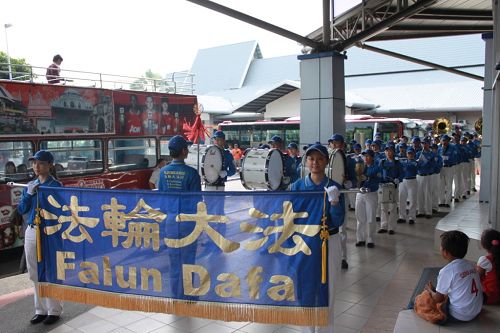 天国乐团在马六甲巴士总站演奏，吸引许多正在等待巴士的民众观赏。