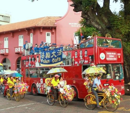 天国乐团在著名景点——荷兰红屋广场演奏，许多游客为之感到惊喜万分。