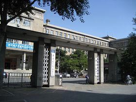 '当时师父就站在吉林大学大门口右侧'