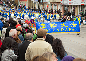 法轮功团体参加多伦多复活节游行