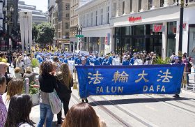 法轮功学员游行庆祝法轮大法日