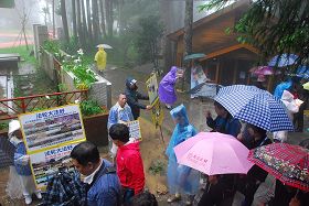 '法轮功学员冒雨在阿里山向大陆游客讲真相'