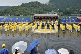 '法轮功学员在细雨中演示功法。'