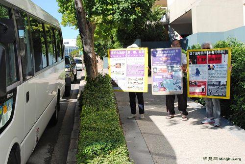 法轮功学员在澳洲布里斯本中国城举展板，向中国游客讲真相。