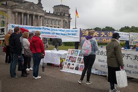 德国议会大厦旁，人们认真了解法轮功在中国无辜受迫害的事实