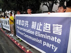 图1：七月十九日，洛杉矶法轮功学员在中领馆前举行了隆重的烛光悼念活动。