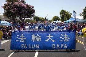 法轮功学员参加加州亨廷顿海滩市美国独立日庆祝游行