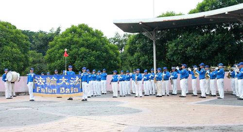 '天国乐团在马拉松活动上演奏'