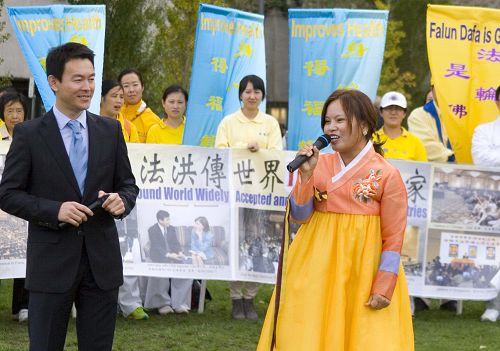 图：韩国女学员介绍劝中国人退党的经历