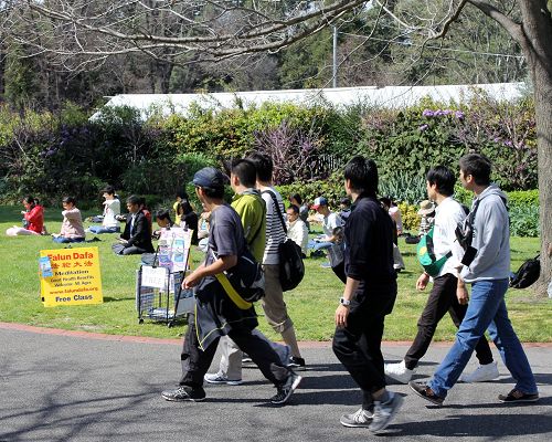 图：澳洲墨尔本著名景点旁，法轮功学员祥和的炼功场面吸引大陆观光客。