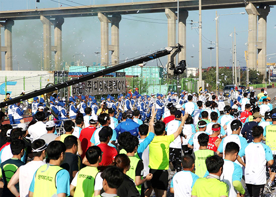 韩国马拉松大赛 法轮功团体受欢迎