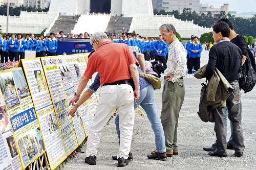 图7-10：自由广场上，观看法轮功真相展版的大陆游客。