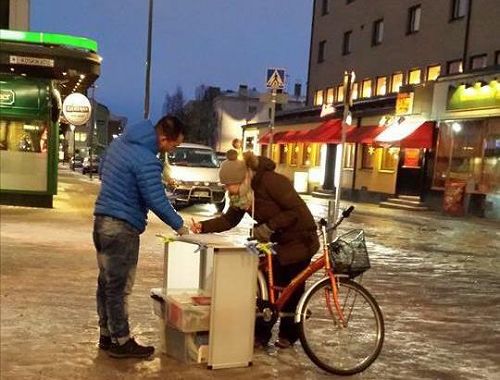 图1-3：寒冷的北极圈里，法轮功学员征集反迫害签名