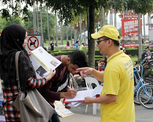 图9：民众踊跃签名，帮助制止中共活摘法轮功学员器官。