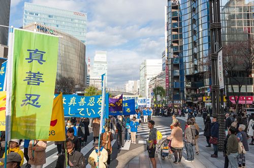 人们拥在道路两旁观看