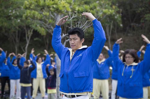 天国乐团的指挥小郭：“我衷心希望透过天国乐团的踩街活动弘扬大法。”