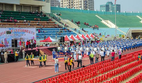 天国乐团应邀以震撼人心的鼓号声，引领现场一百二十多个服务团队、近一万多名志工进场。