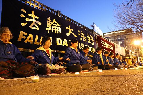 法轮功学员在芝加哥中领馆前纪念四•二五和平上访十五周年