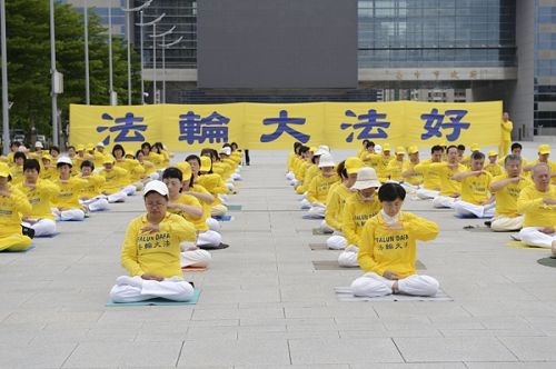 图2-4:法轮功学员聚集于台中市政府广场集体炼功,展示优美的五套功法。