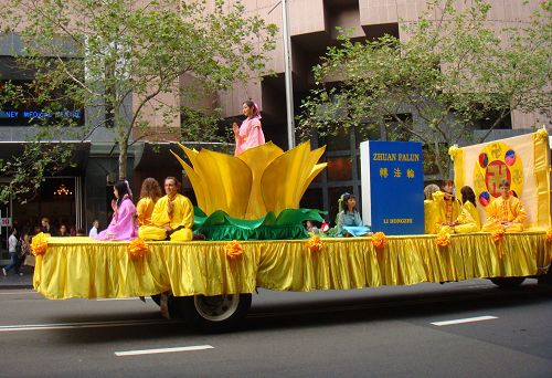 中、西方学员们在莲花车上向路人演示五套法轮功功法