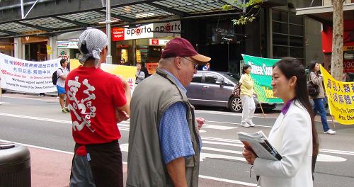 法轮功学员向悉尼市民讲真相