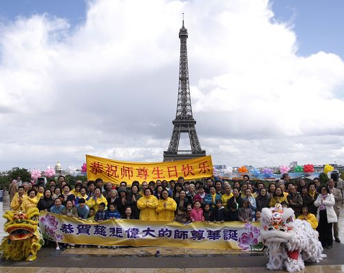 图1：法国法轮功学员恭祝师尊生日快乐，谢师恩。