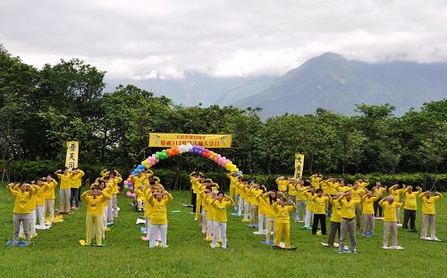 法轮大法学员于花莲美仑山公园集体炼功弘法