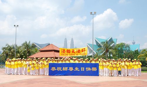 马来西亚中部和首都吉隆坡大法弟子恭祝师尊生日快乐！