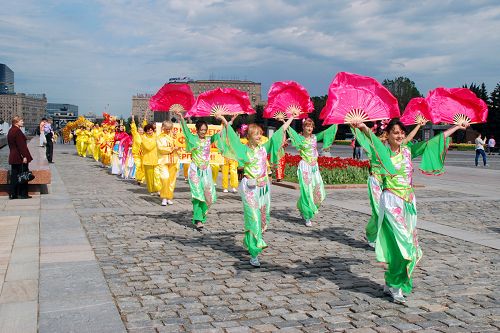 图1-3：法轮功学员在莫斯科胜利公园举行庆祝世界法轮大法日的游行活动