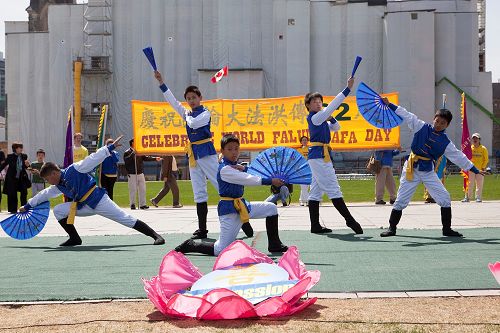 大法小弟子表演舞蹈，欢庆法轮大法日