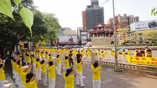 图8：人潮多的地点，有法轮功学员功法演示和免费义务教功，图为东门圆环