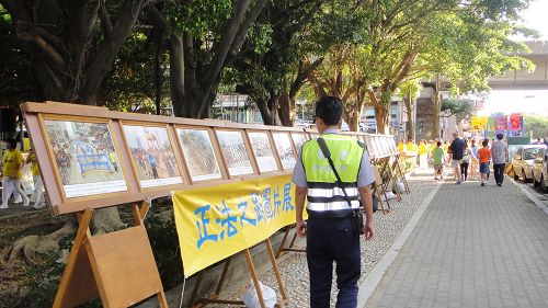 图11：警察先生关注正法之路图片展之“法轮功洪传的照片”