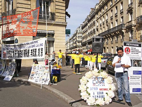 法国法轮大法协会主席唐汉龙先生在集会上发言。